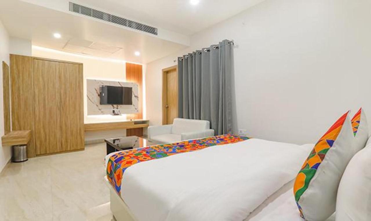Fabhotel Golf Inn Golf Course Road Gurgaon Exterior photo